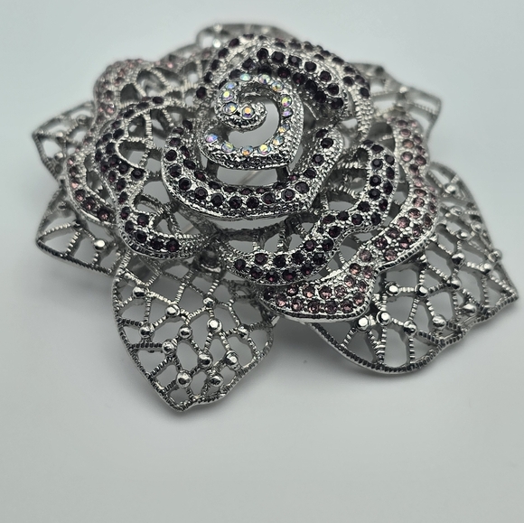 Vintage Silver Flower Brooch with Sparkly Rhinestones. - Picture 5 of 9